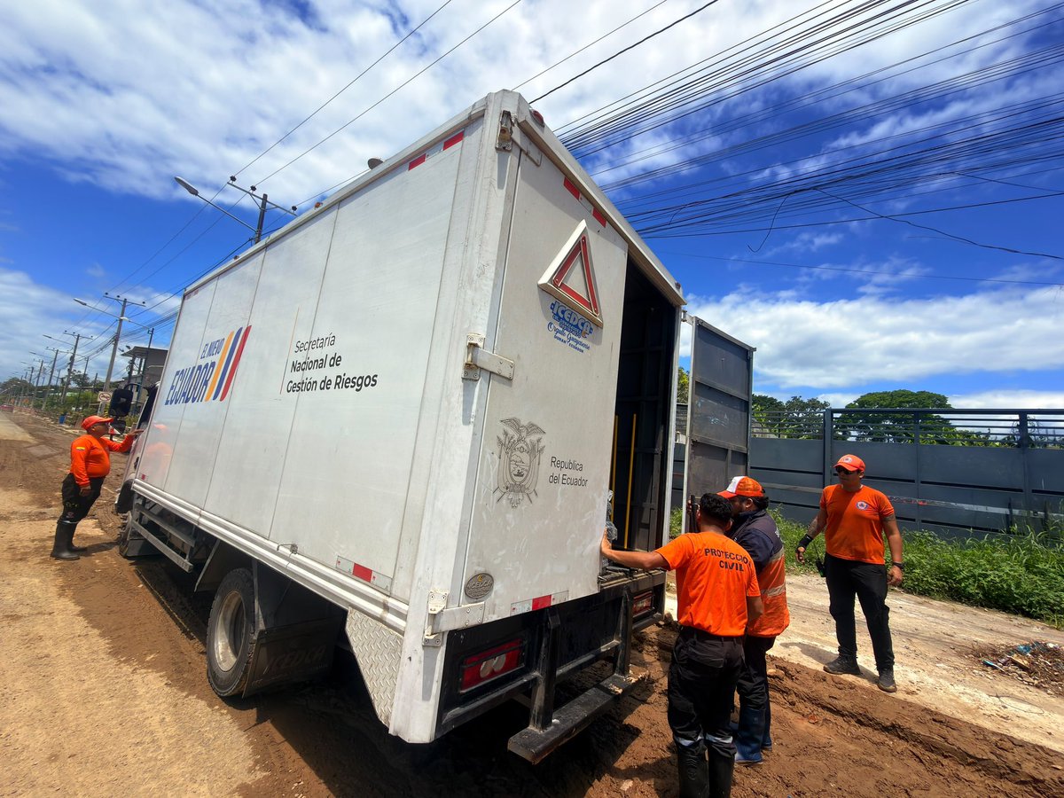 Riesgos_Ec's tweet photo. #AlertaRoja | La respuesta está en territorio.

En Balao, Guayas, la secretaria Carolina Lozano verifica las necesidades de las familias afectadas por las lluvias y acompaña la entrega de asistencia humanitaria. https://t.co/3aaFvqGlEg