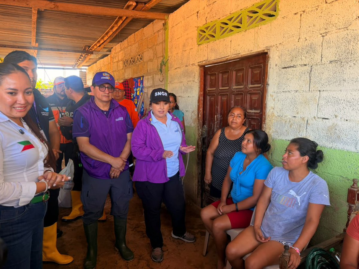 Riesgos_Ec's tweet photo. #AlertaRoja | La respuesta está en territorio.

En Balao, Guayas, la secretaria Carolina Lozano verifica las necesidades de las familias afectadas por las lluvias y acompaña la entrega de asistencia humanitaria. https://t.co/3aaFvqGlEg