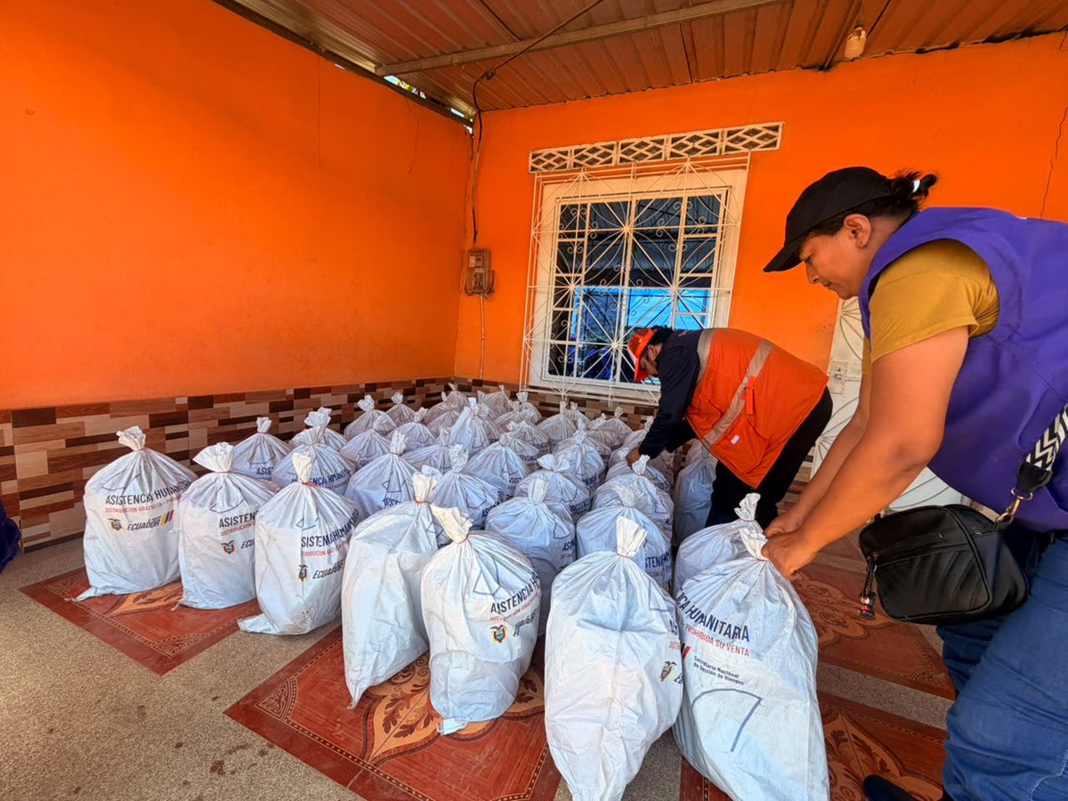 Riesgos_Ec's tweet photo. #AlertaRoja | La respuesta está en territorio.

En Balao, Guayas, la secretaria Carolina Lozano verifica las necesidades de las familias afectadas por las lluvias y acompaña la entrega de asistencia humanitaria. https://t.co/3aaFvqGlEg