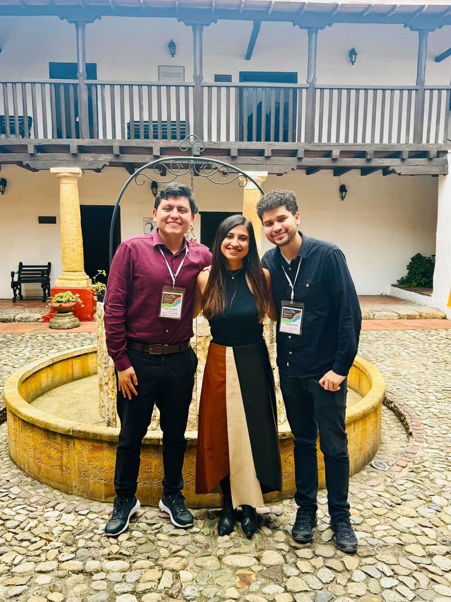 UIS's tweet photo. 🏆🐴⚖️ Nuestros estudiantes Juan David Franco Fonseca y Juan Sebastián Durán Vega, de la Línea de Bienestar Animal de la Clínica Jurídica "Carlos Gaviria Díaz", ganaron el reconocimiento a MEJOR PONENCIA - MESA 2 en el I Encuentro de Derecho Ambiental y Sostenibilidad de la @Unipamplona. 

Con su ponencia "Sustitución de vehículos de tracción animal en el turismo: un análisis constitucional", aportan al debate nacional sobre protección animal y sostenibilidad.

¡Felicitaciones! 👏💚
#OrgulloUIS
