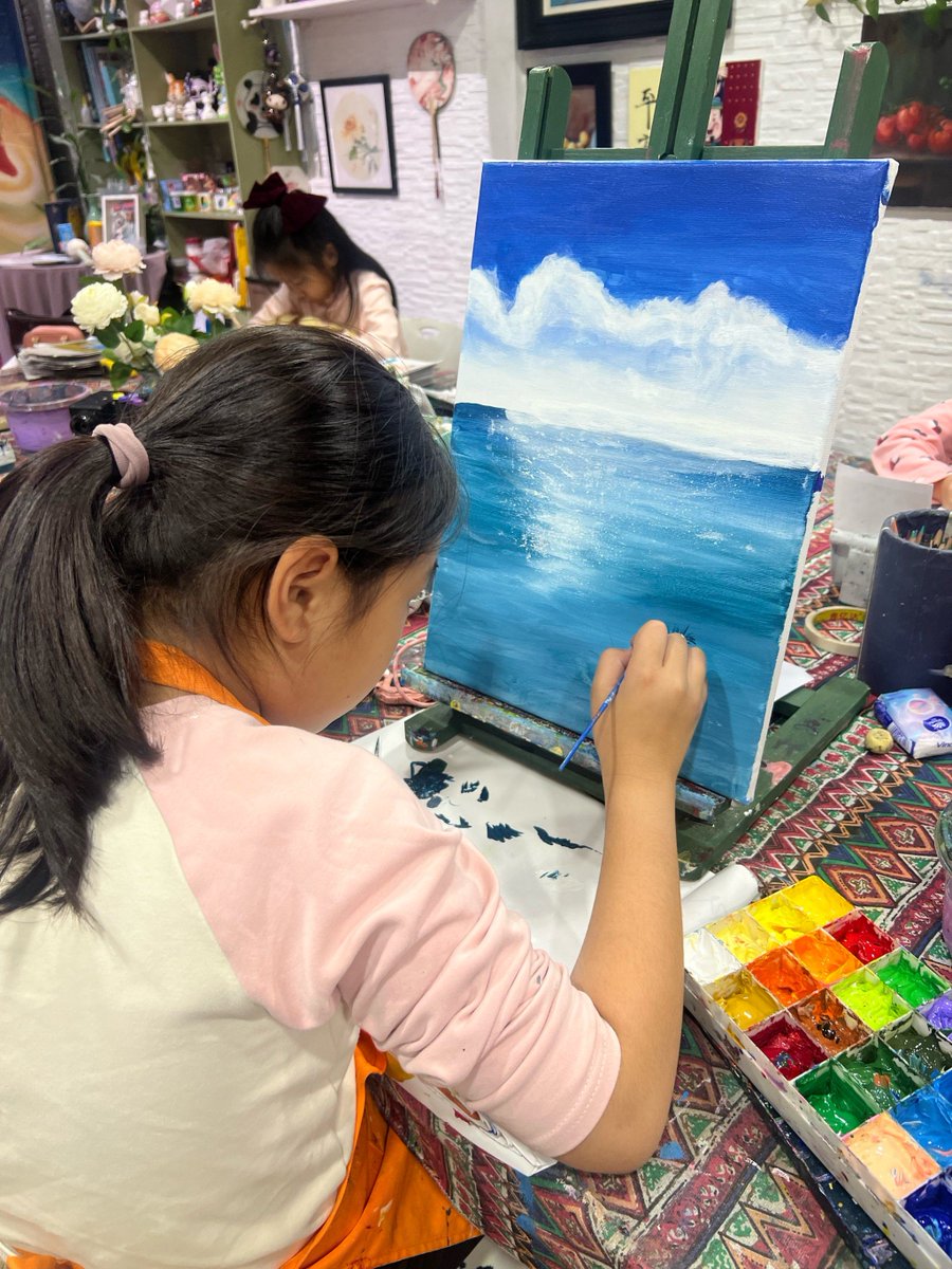 Mittiehknj's tweet photo. Una tarde de arte creativo donde cada trazo cuenta una historia simple y llena de alegría!  Mira cómo las manos dan vida a ideas en este taller informal. #ExperienciaArtística https://t.co/LWAchUcPhm