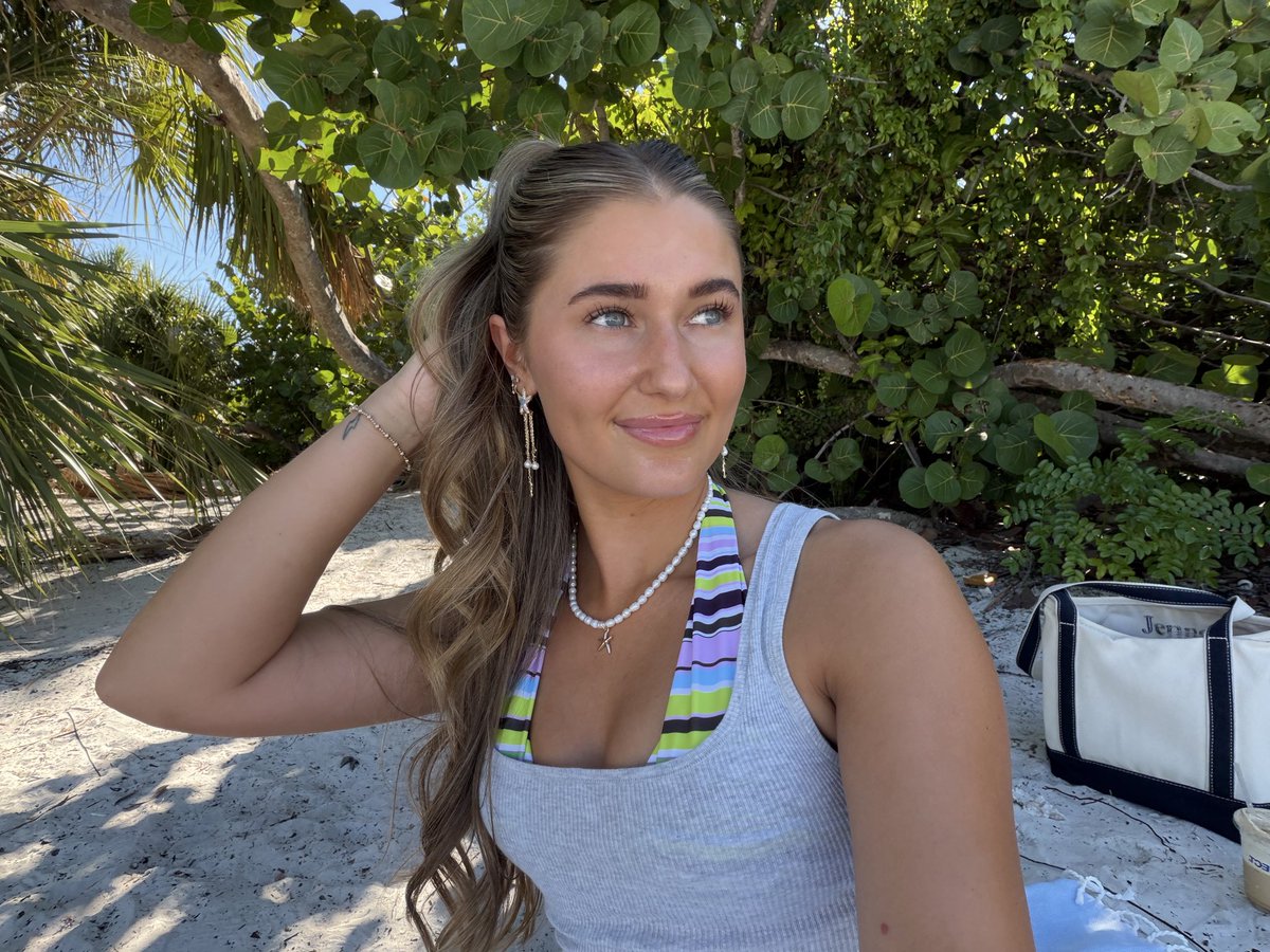 JennahLeland's tweet photo. Painting at the beach 🎨🫟🐚 subathon day 3 ✨ Twitch • tv / Jennah https://t.co/cO9cto6uBl
