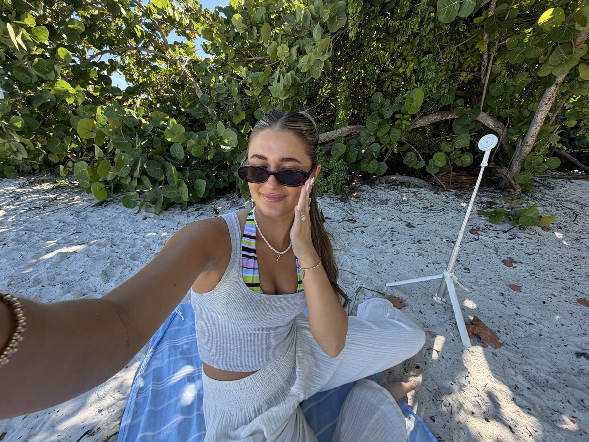 JennahLeland's tweet photo. Painting at the beach 🎨🫟🐚 subathon day 3 ✨ Twitch • tv / Jennah https://t.co/cO9cto6uBl