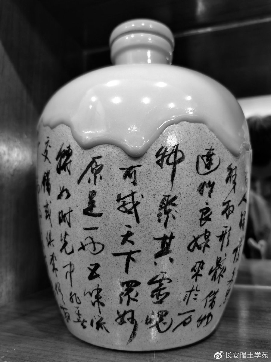 stwan1230's tweet photo. Ink-stained robe, unpolished coffin, rough calligraphy, and wine-stained hand – a touch of quiet, raw artistic vibe. https://t.co/Isdr73WexL