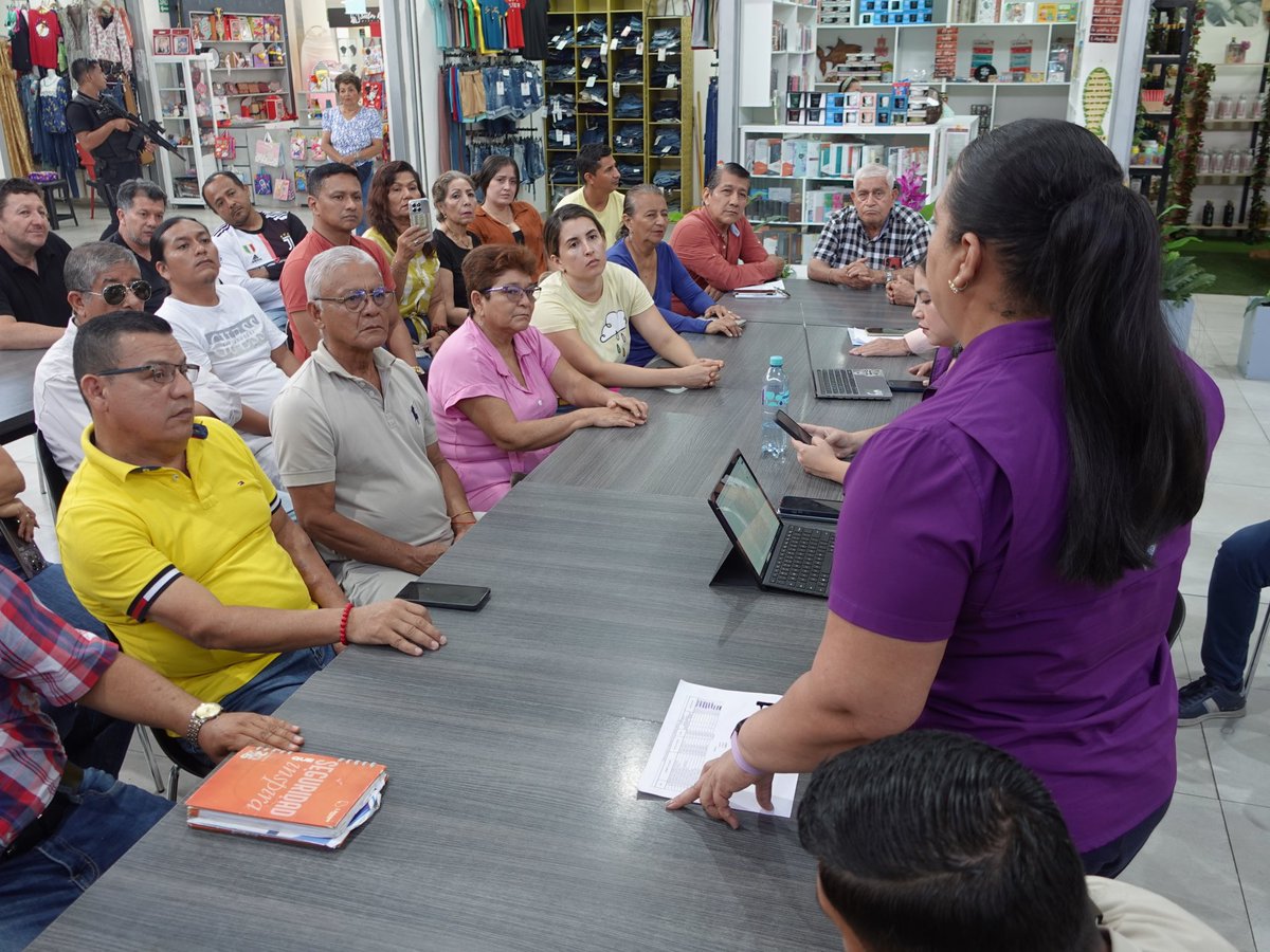 avalleec's tweet photo. Como parte del programa El Gobierno a tu lado, la gobernadora de Manabí, Aurora Valle, mantuvo una mesa de trabajo con los comerciantes del Centro Comercial 1 de Portoviejo, con el objetivo de escuchar sus propuestas y conocer de cerca sus necesidades. https://t.co/Bzb5CnQBbg