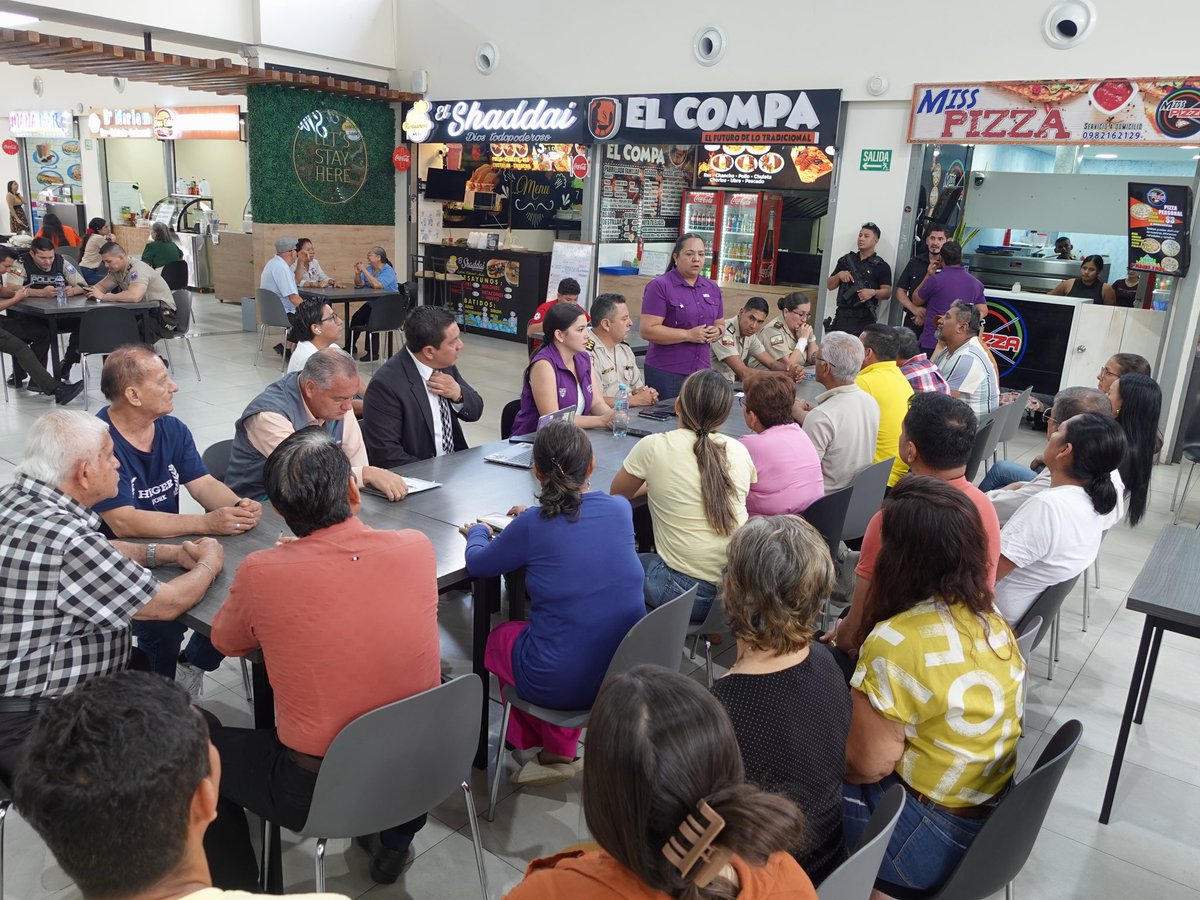 avalleec's tweet photo. Como parte del programa El Gobierno a tu lado, la gobernadora de Manabí, Aurora Valle, mantuvo una mesa de trabajo con los comerciantes del Centro Comercial 1 de Portoviejo, con el objetivo de escuchar sus propuestas y conocer de cerca sus necesidades. https://t.co/Bzb5CnQBbg