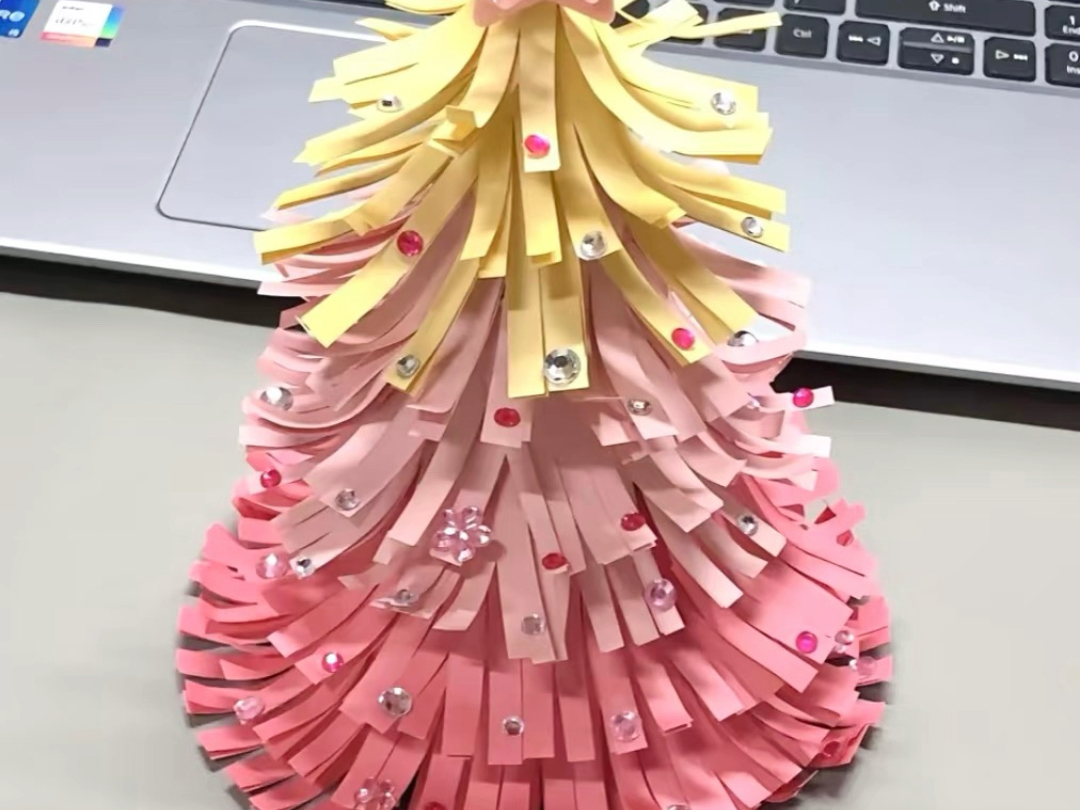 LashonTrudu7's tweet photo. Hoy hice un adorno de navidad con tapones de plástico, super fácil y lindo, ideal para reciclar en casa! https://t.co/MyVfcOLAzU