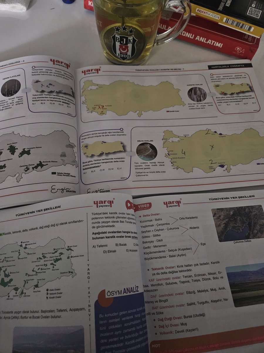 Kumsaati_38_'s tweet photo. Mide krampları ve rezene çayı eşliğinde yıkılmadık ayaktayız, hatta yakarsa dünyayı garipler yakar. :))) https://t.co/rkTPSOf8v6