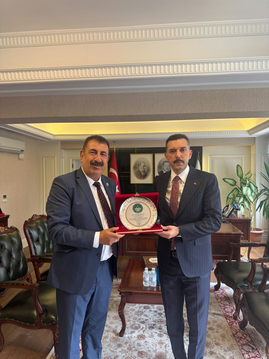 nihatceliktr's tweet photo. TÜRKYED’DEN İÇİŞLERİ BAKANLIĞI’NA ZİYARET
Tarımsal Üretim ve Küçükbaş Yetiştiricileri Genel Merkezi (TÜRKYED) olarak; Genel Başkan Yardımcılarımız Prof. Dr. Halit Kanca ve İbrahim Baş, Ankara İl Başkanımız Veteriner Hekim Çağatay Yıldız ile birlikte, İçişleri Bakanlığı Sivil Toplumla İlişkiler Genel Müdürü Sayın Mustafa İspirgil ve Projelerden Sorumlu Daire Başkanı Sayın Mehmet Fatih Günay’ı makamlarında ziyaret ettik.
Gerçekleştirdiğimiz görüşmede Başarılı hizmetlerin anısına Genel Müdüre bir taktır plaketi sunulduktan sonra TÜRKYED’in kuruluş amacı, misyonu, yürüttüğü çalışmalar ve önümüzdeki dönemde hayata geçirmeyi planladığımız projeler hakkında karşılıklı bilgi alışverişinde bulunduk.
Nazik kabulleri, yakın ilgileri ve samimi misafirperverlikleri için Sayın Genel Müdürümüz Mustafa İspirgil’e ve Sayın Daire Başkanımız Mehmet Fatih Günay’a teşekkür ediyor, çalışmalarında başarılar diliyorum.
Tarımsal üretimden küçükbaş yetiştiriciliğine, üreticiden ülkemizin geleceğine uzanan çalışmalarımızı; kamu kurumlarımız ve sivil toplum kuruluşlarımızla iş birliği içerisinde kararlılıkla sürdüreceğiz.
Saygılarımla.