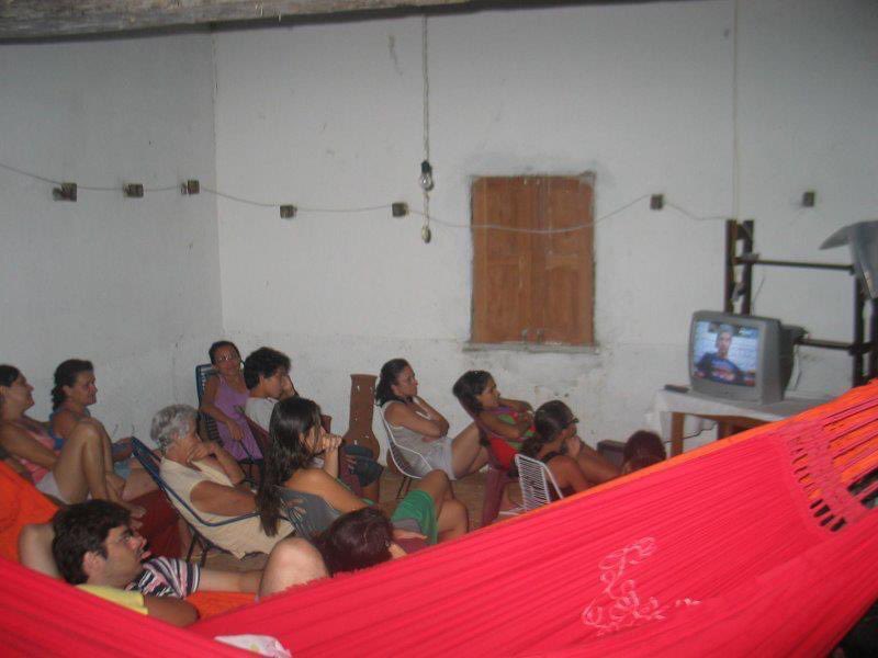 ameliorera's tweet photo. essa foto da minha família assistindo bbb na casa da minha avó 
nunca mais a gente se reuniu assim, todo mundo junto. foi todo mundo crescendo e parando de ir pro interior 😞 https://t.co/n1Qzofxm2c