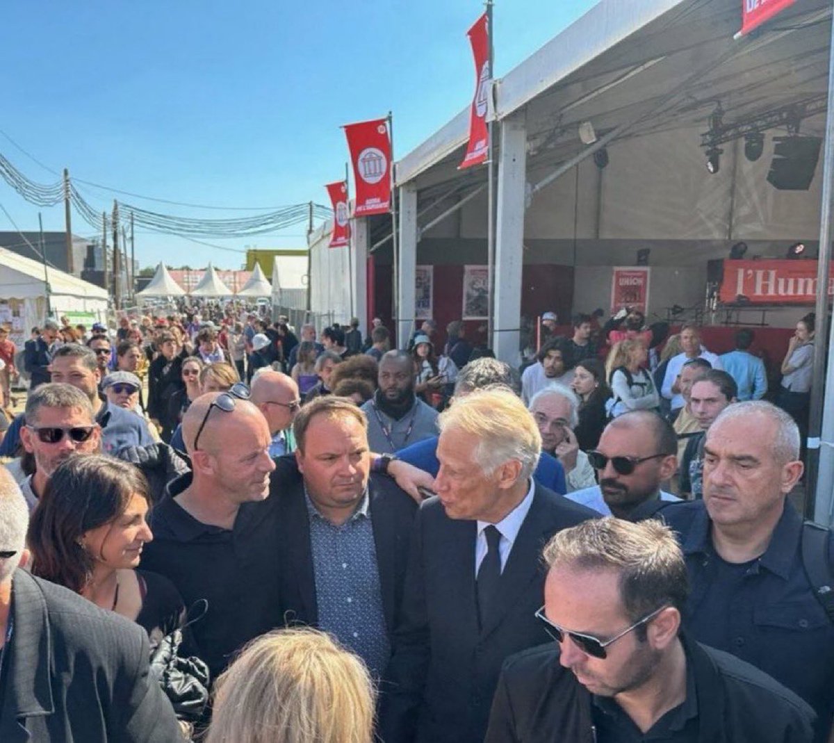 jeremo12's tweet photo. @Villepin Bonsoir Dominique.

Je ne connais pas la vérité sur Jordan Bardella.

Mais je sais une chose: vous déambuliez tout sourire à la fête de l’Humanité aux côtés de Salah Hamouri condamné à 7 ans de prison en Israël pour avoir planifié l’assassinat d’un rabbin.

Nous n’oublierons pas. https://t.co/Sp7u0G37Od