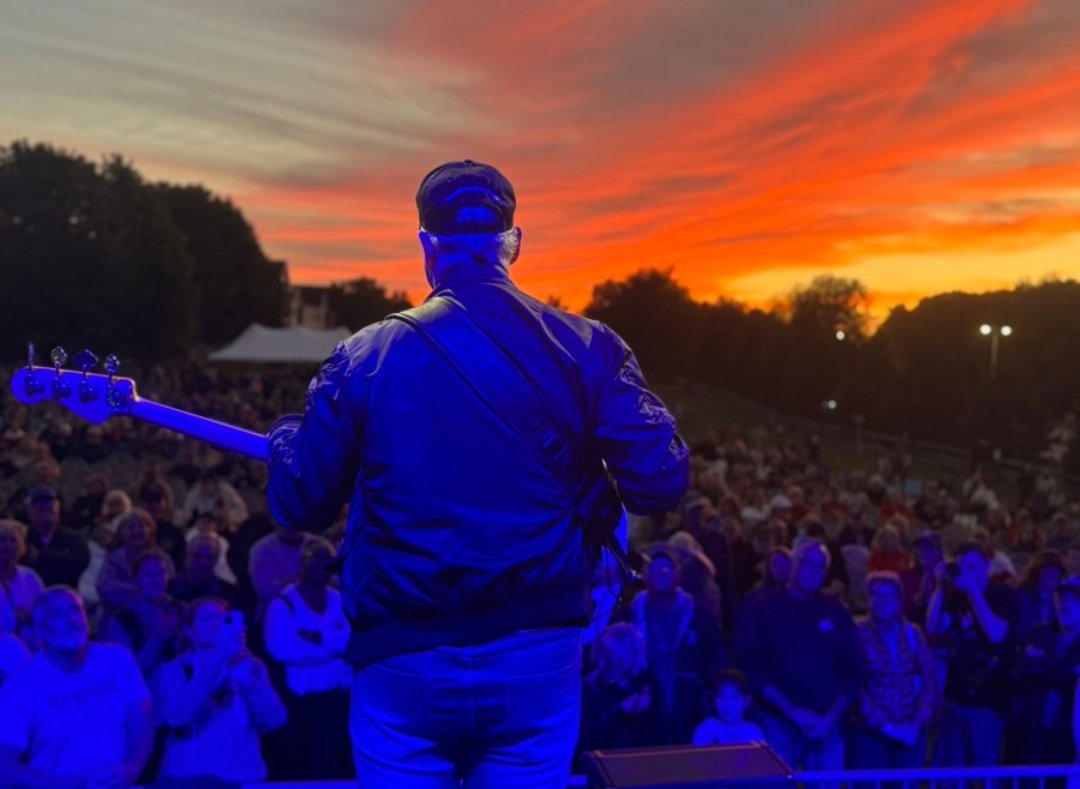 GarySinise04's tweet photo. What an incredible milestone for the Lt. Dan Band. After more than two decades on the road, this weekend we officially made it to all 50 states!
What a journey. Thank you, America. God bless you! 🇺🇸 https://t.co/bqOqCcCET0