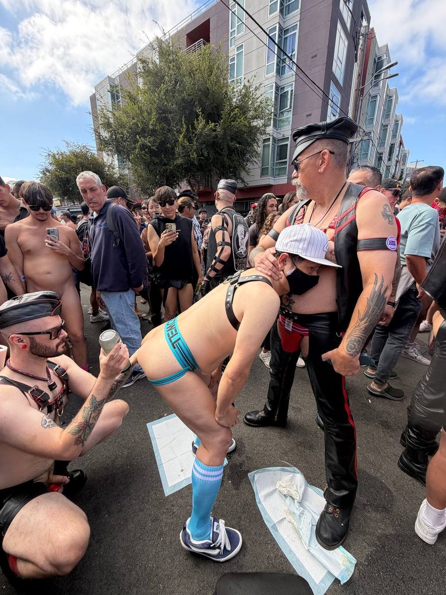 ffrosecrafter's tweet photo. Happy #folsomstreetfair #folsom2026.
#publicfisting #fistingpigs https://t.co/xHp6SFSH5u
