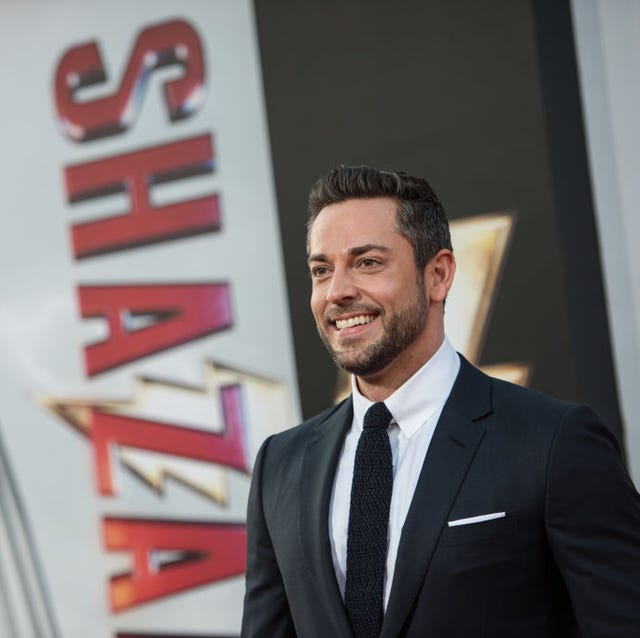 2en1reloj's tweet photo. 🎂 Hoy también cumple 46 años Zachary Levi.
Muchos lo conocimos como Chuck Bartowski en Chuck, y después llegó Shazam! para convertirlo en superhéroe.
Dos etapas muy diferentes de una misma carrera.
¿Te quedas con Chuck o con Shazam? ⚡🎬👇
#ZacharyLevi #Chuck #Shazam #Series #Cine #2en1reloj