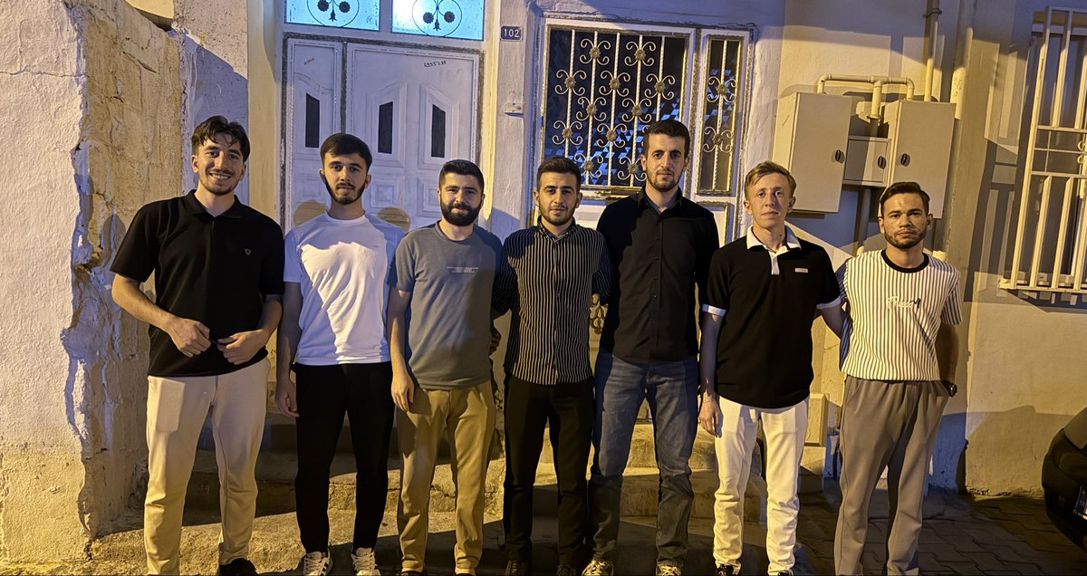 Ktepe_HurGenclk's tweet photo. Hür Gençlik Kızıltepe olarak; 
Gençlik kolları Yönetimimiz ile birlikte Askerlik görevini yerine getirecek olan gençlik kolları üyemiz Muhammed Dağlı’nın evine misafir olduk.
Misafirperverlikleri için teşekkür ederiz..

Genç kardeşimize hayırlı teskereler diliyoruz. https://t.co/gDdS9Sv6bz
