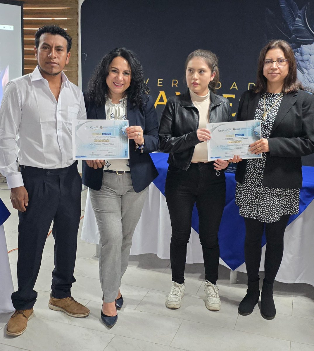 SRIoficialEc's tweet photo. #SRIenTungurahua

.@VeronicaDavilaV, directora zonal 3 del #SRI, participó en el evento de clausura del #NAF de @uniandesec. 

Reconocemos el compromiso de los estudiantes que transformaron sus conocimientos en orientación y servicio para la ciudadanía. 📚🇪🇨 https://t.co/31ETokSIOw