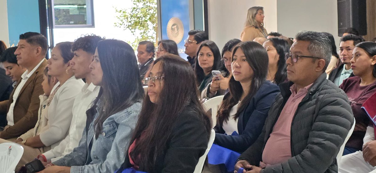 SRIoficialEc's tweet photo. #SRIenTungurahua

.@VeronicaDavilaV, directora zonal 3 del #SRI, participó en el evento de clausura del #NAF de @uniandesec. 

Reconocemos el compromiso de los estudiantes que transformaron sus conocimientos en orientación y servicio para la ciudadanía. 📚🇪🇨 https://t.co/31ETokSIOw