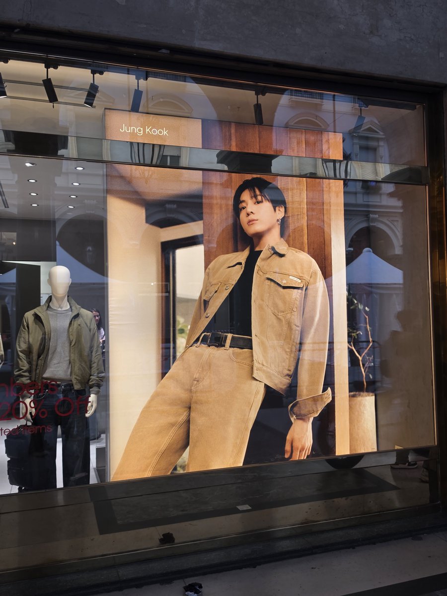 cherryguoz's tweet photo. Avvistato fratm jungkook in centro a torino https://t.co/qLD9p6JWlW