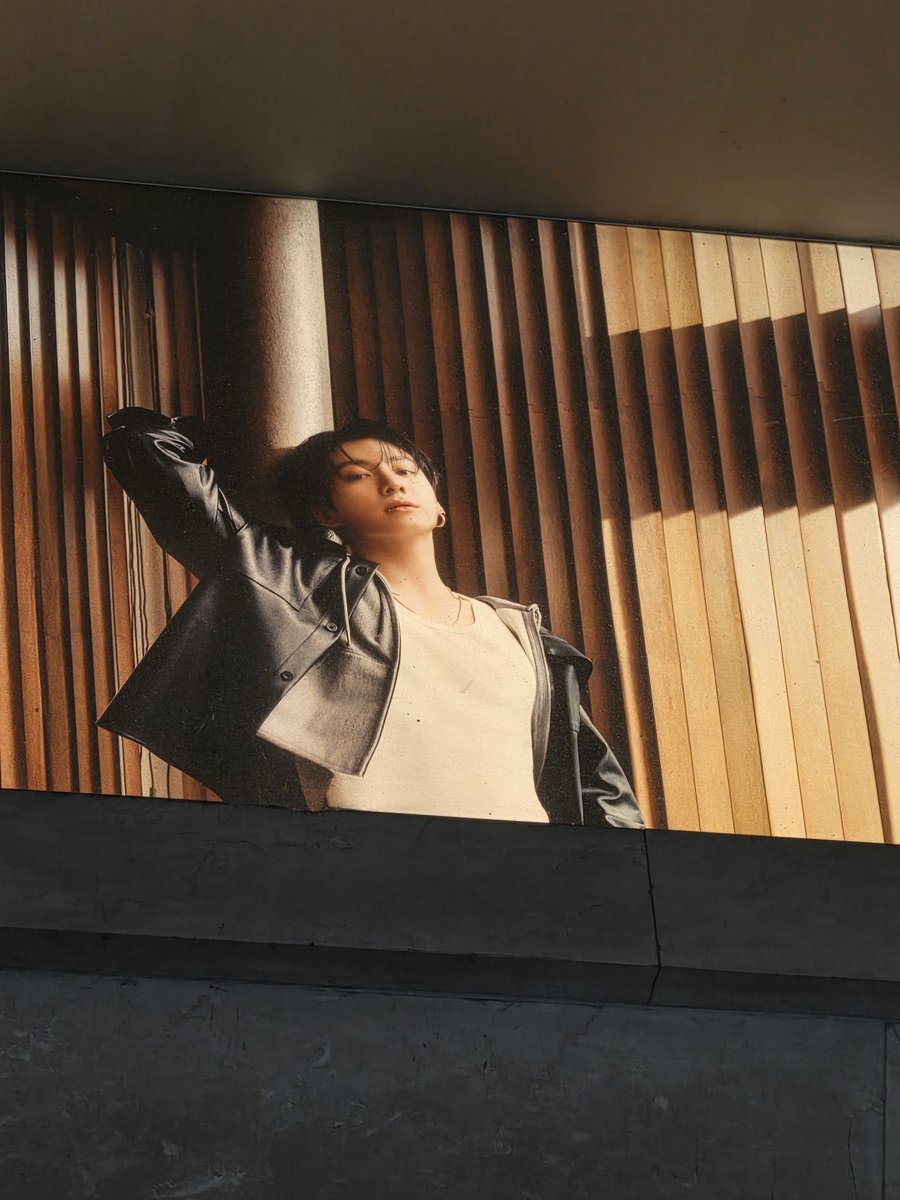 cherryguoz's tweet photo. Avvistato fratm jungkook in centro a torino https://t.co/qLD9p6JWlW