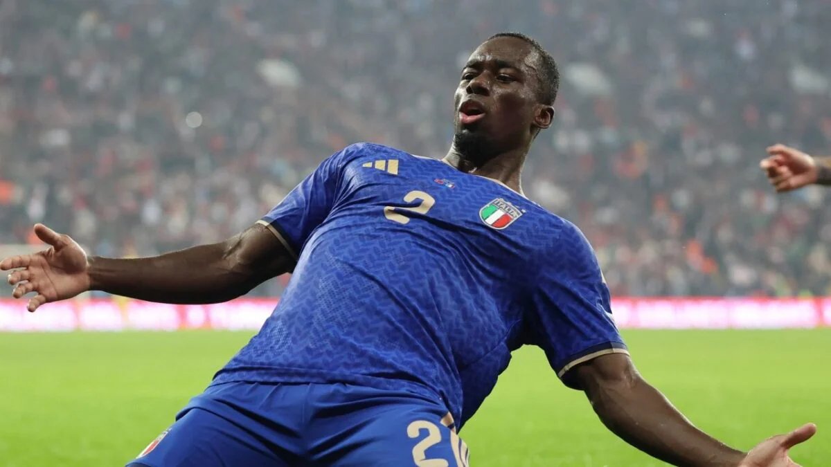 MatteoDG93's tweet photo. Manteniamo equilibrio e parliamo di calcio.

Questa squadra non ha la forza e neanche la qualità di poter difendere e giocare a 'maglie larghe'. Il 4-3-3 sgangherato visto contro il Belgio con addirittura Kean sulla fascia non è il vestito adatto, anzi è il peggiore possibile.

E infatti oggi Mancini ha cambiato e con un paio di mosse ha dominato il gioco nel primo tempo. Raspadori a legare il gioco e a relazionarsi alla grande con un centrocampo più tecnico (Fagioli in questo contesto è oro colato) e sono stati 45 minuti come non si vedevano da anni.

Entravamo da tutti i lati: destra, sinistra, centro. Palla a terra e giocare. Anche per un'uscita palla più pulita da dietro (non me ne vogliano Mancini e Coppola, ma Bastoni e Scalvini nell'inizio da dietro hanno due marce in più). 

E Pio Esposito, nonostante la sua stazza, nell'ultimo anno è migliorato tantissimo. Sa riconoscere il gioco, si relaziona bene e smista. E Kayode, se si tratta di giocare in avanti, non ha rivali in Italia su quella fascia.

Ripartiamo da qui sapendo che siamo solo all'inizio, non cominciamo a straparlare e cerchiamo di ritrovare la bussola. Il primo tempo ci ha indicato chiaramente la rotta da seguire.