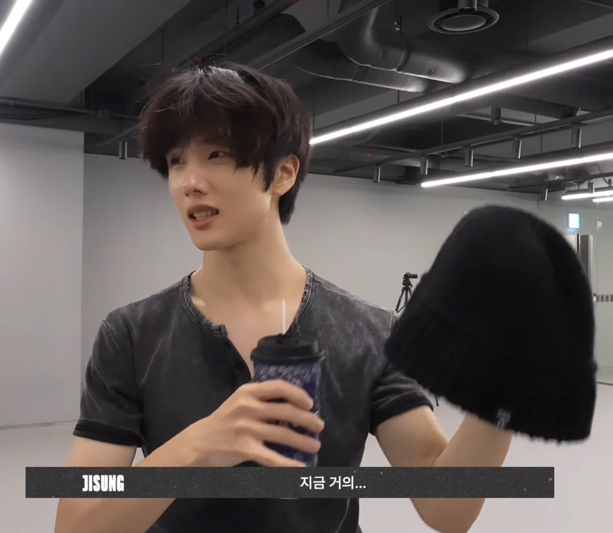 jihyucknation's tweet photo. jisung and haechan traded hats during practice (jisung wore haechan’s cap and haechan took jisung’s beanie) 😆 https://t.co/nWxYbQGcxA