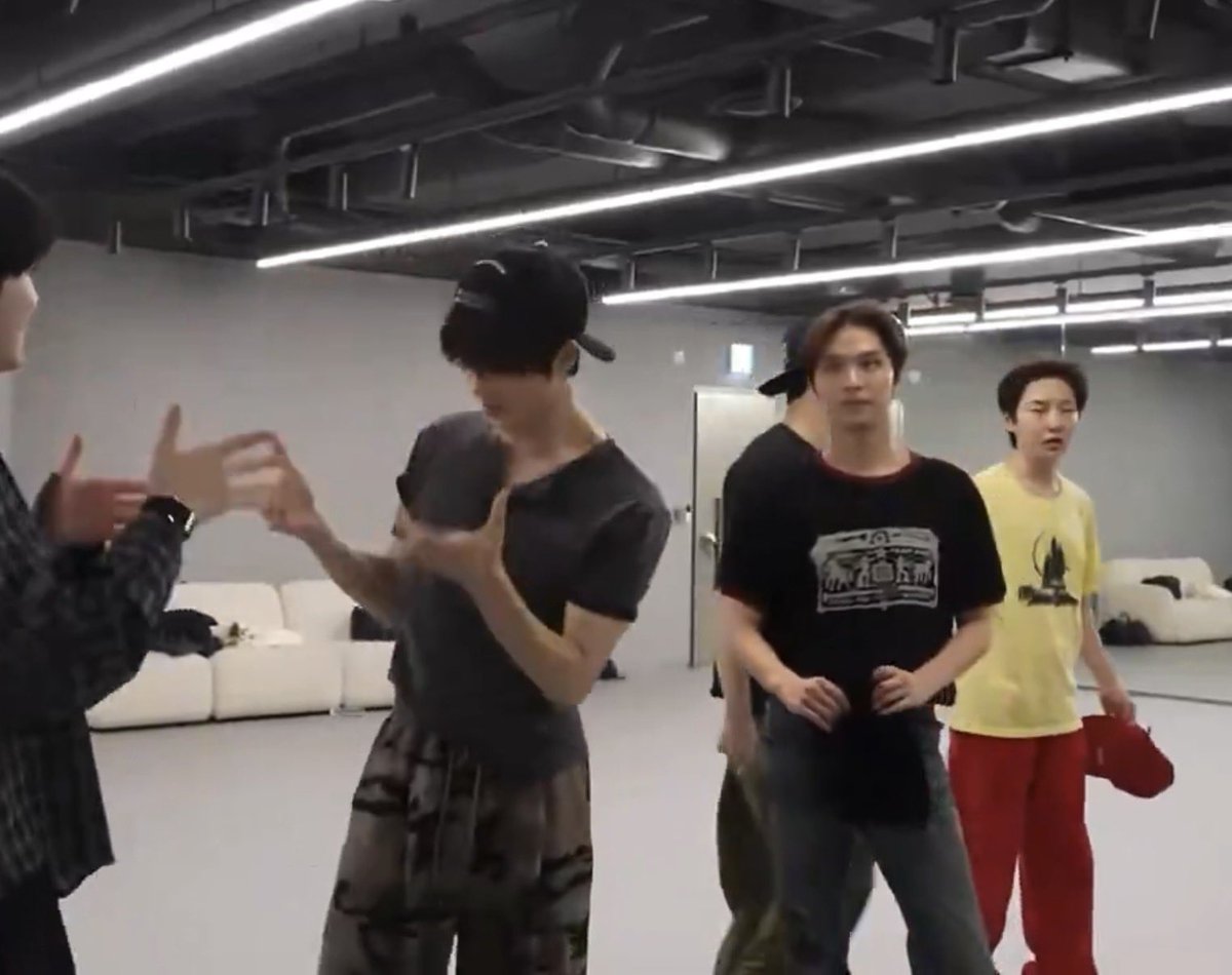 jihyucknation's tweet photo. jisung and haechan traded hats during practice (jisung wore haechan’s cap and haechan took jisung’s beanie) 😆 https://t.co/nWxYbQGcxA