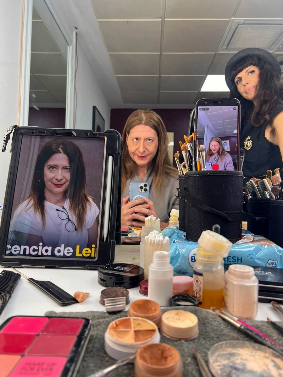 Carlos_Latre's tweet photo. Esta noche nos visita en @elhormiguero …Leire Díez 😂🐜

Así ha sido el proceso de caracterización de la mano de mi querida Anna Cartes . ❤️

¡Menudo trabajazo, como siempre! 👏🏼

¿Qué os parece el resultado? 😂👇

#caracterización #humor #leiredíez #susanamaxieh https://t.co/m9Ryw7hbWq