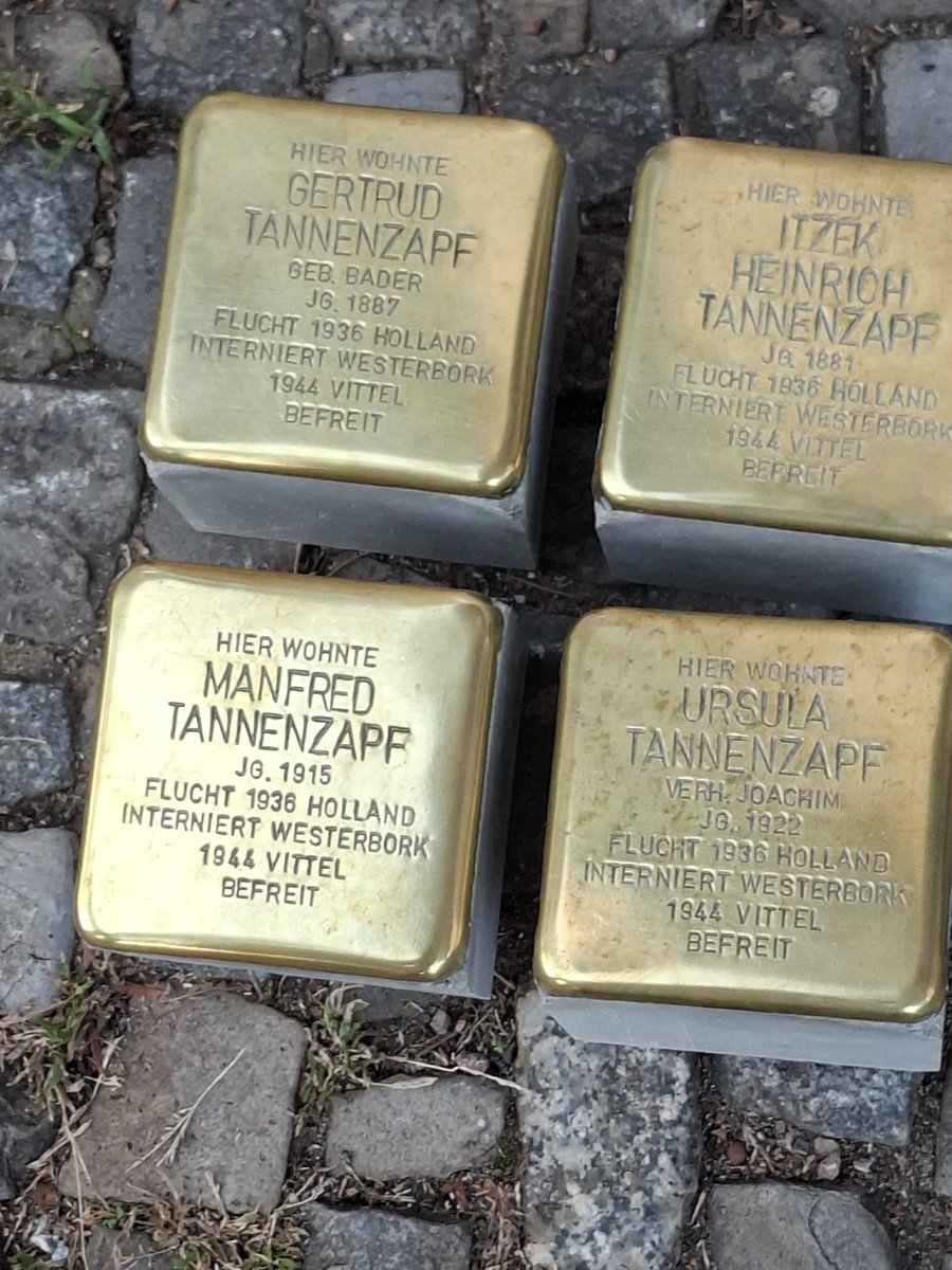 FalcknerYv80335's tweet photo. Heute wurden Stolpersteine für die Familie Tannenzapf in Tegel verlegt. Die Familie konnte fliehen und überlebte.
Die Tochter von Ursula Tannenzapf war mit ihrer Familie extra aus Amerika angereist.
Die Verlegung war sehr berührend. Im letzten Bild würdigt d. Tochter ihre Mutter. https://t.co/8J2gAyEhlu