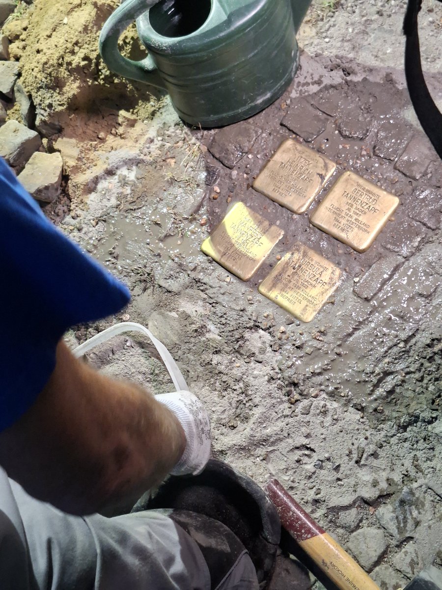 FalcknerYv80335's tweet photo. Heute wurden Stolpersteine für die Familie Tannenzapf in Tegel verlegt. Die Familie konnte fliehen und überlebte.
Die Tochter von Ursula Tannenzapf war mit ihrer Familie extra aus Amerika angereist.
Die Verlegung war sehr berührend. Im letzten Bild würdigt d. Tochter ihre Mutter. https://t.co/8J2gAyEhlu