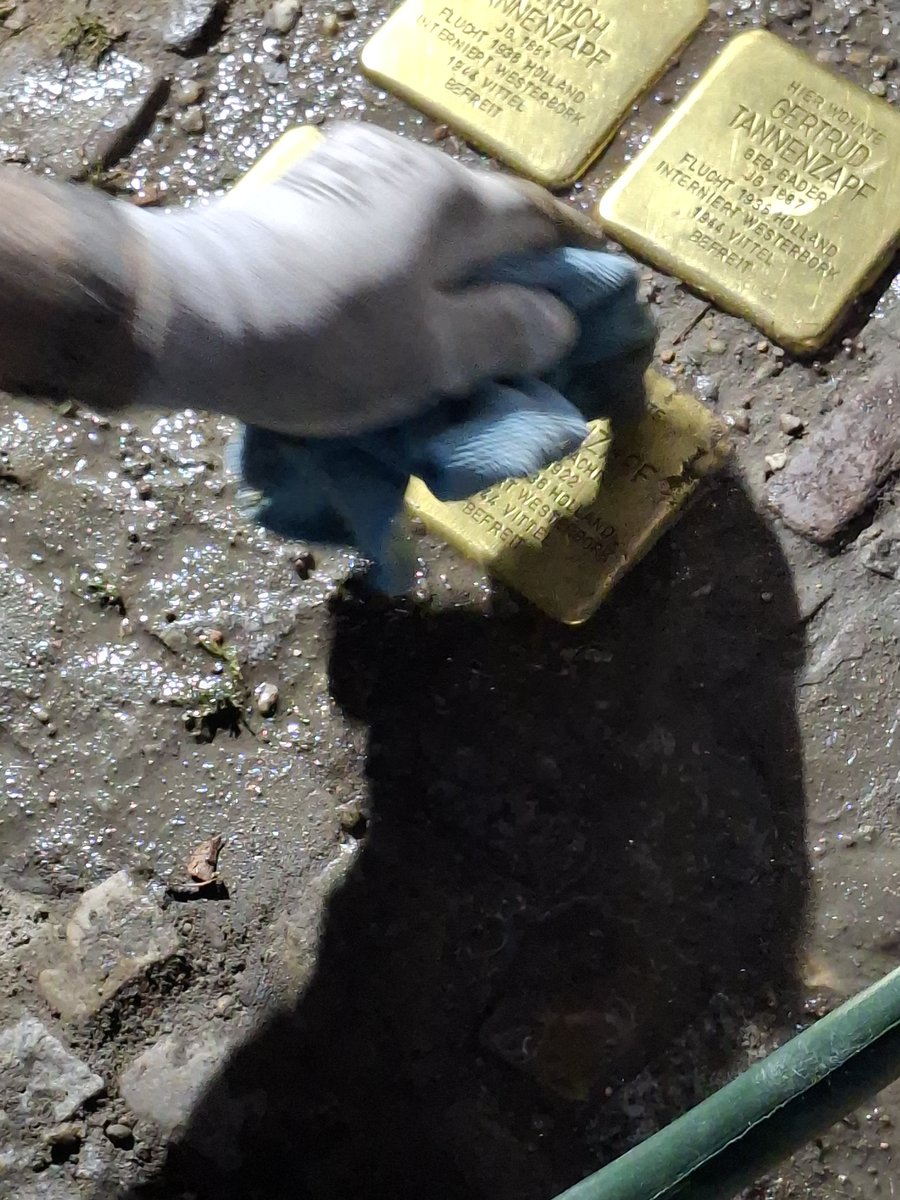 FalcknerYv80335's tweet photo. Heute wurden Stolpersteine für die Familie Tannenzapf in Tegel verlegt. Die Familie konnte fliehen und überlebte.
Die Tochter von Ursula Tannenzapf war mit ihrer Familie extra aus Amerika angereist.
Die Verlegung war sehr berührend. Im letzten Bild würdigt d. Tochter ihre Mutter. https://t.co/8J2gAyEhlu