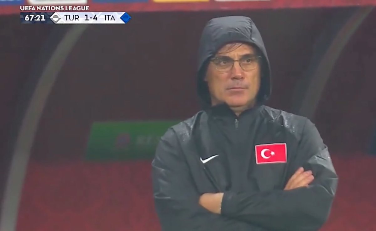 mamethiam65's tweet photo. 4-1 önde olan İtalya hocası;                          
4-1 geride Türkiye hocası;
Maçı en iyi açıklayan görsellerden birisi bir tarafta skor üstünlüğünü tamamen almış kapşonu açık halen takımına taktik veren hırslı gerçek bir hoca bir tarafta elini kolunu bağlamış çay şekeri :) https://t.co/gAFheK5ERS