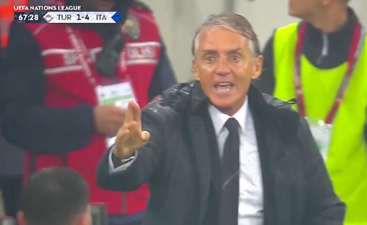 mamethiam65's tweet photo. 4-1 önde olan İtalya hocası;                          
4-1 geride Türkiye hocası;
Maçı en iyi açıklayan görsellerden birisi bir tarafta skor üstünlüğünü tamamen almış kapşonu açık halen takımına taktik veren hırslı gerçek bir hoca bir tarafta elini kolunu bağlamış çay şekeri :) https://t.co/gAFheK5ERS