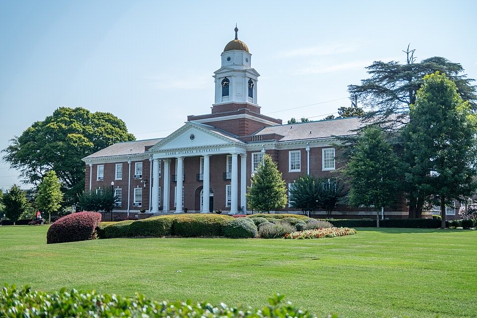 BlackPastOnline's tweet photo. Black history lives in landmarks across the U.S., from churches and schools to homes and historic districts. Explore BlackPast’s National African American Historic Landmarks collection, organized by state: https://t.co/U5BLACqN9D

#BlackHistory #AfricanAmericanHistory #BlackPast https://t.co/ahddxgjIcZ