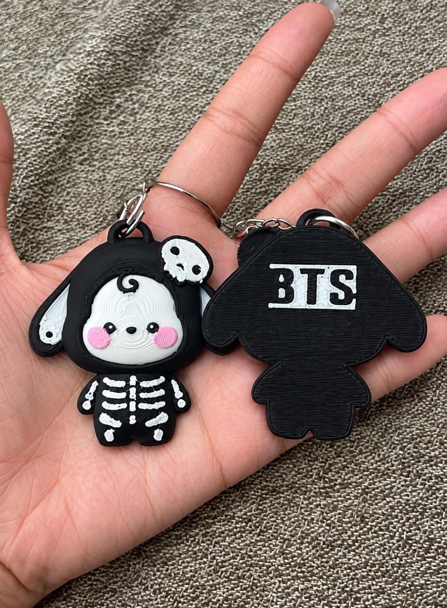 info_jimin's tweet photo. Mais uma atualização do nosso processo de brindes! Dessa vez, conheçam o Chimmy caveirinha do #HALLOWMIN. 🎃

Um chaveiro 3D pra vocês guardarem e levarem nosso evento e o fim de outubro como lembrança por um bom tempo. 🤍 https://t.co/WoEqTIExYA