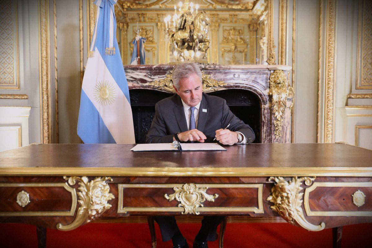 pabloquirno's tweet photo. Por instrucción del Presidente @JMilei hoy notificamos al Reino Unido del inicio del arbitraje previsto en la Convención de las Naciones Unidas sobre el Derecho del Mar. 

Lo dijimos claramente: quien explore o explote nuestros recursos naturales en Malvinas sin autorización argentina tiene que enfrentar las consecuencias. 

Hoy el Presidente @JMilei da un paso histórico y sin precedentes. 

Actuamos acorde al derecho internacional y por la vía pacífica. 

Recuperar el ejercicio pleno de nuestra soberanía es un mandato constitucional al que no vamos a renunciar. 

Por historia y por derecho, las Malvinas son argentinas. 🇦🇷🇦🇷🇦🇷