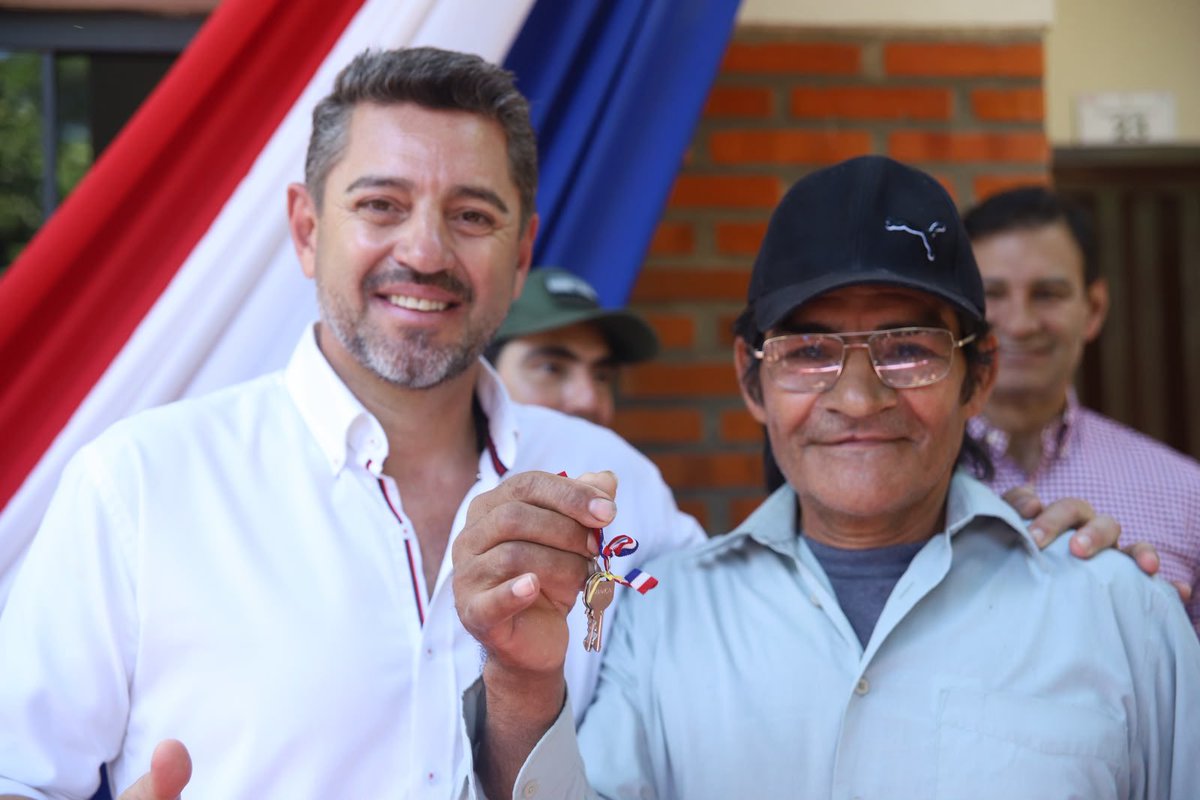 AllianaPedro's tweet photo. No es un número más .. hoy 317 familias tienen un nuevo hogar! 

Cerramos una hermosa jornada en Caaguazú compartiendo con personas que hace décadas perseguían el sueño de un lugar donde vivir dignamente y seguir creciendo.

Una casa nueva, más allá de su techo, sus paredes, sus ventanas, es una historia que comienza, que trae promesas y eso en todos los idiomas se llama esperanza cumplida. 

Es todo lo que buscamos, hoy y mañana, hacer que esas esperanzas se conviertan en realidad.