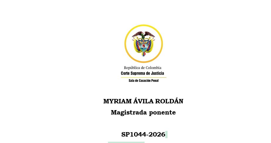 JurisprudenCol's tweet photo. Aplicación del enfoque diferencial etario en la valoración probatoria de la declaración de niños, niñas y adolescentes frente a los estándares de la sana crítica y la duda razonable en delitos contra la libertad e integridad sexual

El problema jurídico abordado en la providencia SP1044-2026 (Radicación n.º 67291) radica en determinar la obligatoriedad y el alcance del enfoque diferencial etario en la valoración probatoria de la declaración de niños, niñas y adolescentes víctimas de delitos sexuales. La Sala de Casación Penal de la Corte Suprema de Justicia establece que la aplicación de este enfoque constituye un mandato constitucional, convencional y legal derivado de la protección constitucional reforzada que ampara a los menores de edad y de su interés superior. Con respaldo en una consolidada línea de precedentes de la Corporación (tales como las sentencias CSJ SP719-2025, SP1689-2025, SP1768-2025, SP1797-2025, SP1842-2025, SP2147-2025, SP342-2026 y SP430-2026), así como en la jurisprudencia de la Corte Interamericana de Derechos Humanos (caso VRP, VPC y otros contra Nicaragua), la sentencia aclara que la concreción técnica del enfoque etario exige adaptar la intervención judicial al nivel de desarrollo evolutivo de la víctima según su etapa vital. Dicha herramienta analítica opera a través de un doble filtro: uno de carácter negativo, dirigido a excluir parámetros adultocéntricos o estereotipos que invisibilicen las experiencias infantiles; y uno positivo, enfocado en valorar la narración a partir de las condiciones individuales y contextuales del menor, respetando su capacidad lingüística, percepción de la realidad y procesos de rememoración sin exigirle una precisión mecánica sobre aspectos accesorios.

En su fundamentación jurídica, la providencia puntualiza que la incorporación del enfoque diferencial etario es plenamente compatible con el sistema de valoración probatoria de la sana crítica y no supone la alteración de los estándares legales de conocimiento requeridos para condenar, como el grado de certeza más allá de toda duda razonable contemplado en el artículo 381 del Código de Procedimiento Penal. Por el contrario, este enfoque enriquece de manera rigurosa los criterios previstos en el artículo 404 de la Ley 906 de 2004, tales como los principios técnico-científicos sobre la percepción y la memoria, las circunstancias de tiempo, modo y lugar, el comportamiento del testigo durante el interrogatorio y su desarrollo evolutivo, armonizándose con el numeral 7º de la Ley 1098 de 2006. Asimismo, respaldada en la jurisprudencia de la Corporación (sentencias CSJ SP337-2023 y SP1034-2024), la Corte resalta que las declaraciones anteriores de las víctimas en entornos de atención médica o psicosocial ingresan legítimamente al debate probatorio como prueba de referencia admisible, aclarando que los informes psicológicos emitidos en trámites administrativos de restablecimiento de derechos no requieren someterse a metodologías o protocolos de la psicología forense para aportar validez contextual sobre el estado emocional y la consistencia del relato.

Al resolver la impugnación especial en el caso concreto, la Sala de Casación Penal concluyó que el juzgado de primera instancia incurrió en una indebida valoración probatoria al realizar una comparación mecánica y fragmentada de divergencias aisladas entre el testimonio de la menor víctima y el de su abuela materna, omitiendo la aplicación del enfoque etario. La sentencia explicó que la menor asoció la ocurrencia del abuso en horas de la tarde no con una hora de reloj, sino con una actividad rutinaria familiar —la preparación del puesto de comidas rápidas por parte de su abuela—, priorizando en su memoria la agresión sexual sufrida y la amenaza proferida contra su madre sobre detalles secundarios como la presencia transitoria de maestros de obra en el inmueble. En consecuencia, al constatar que el relato de la niña se encontraba periféricamente corroborado por la lesión visible en el rostro del procesado, la pronta intervención policial y las manifestaciones congruentes ante profesionales de la salud, la Corte confirmó en todas sus partes la sentencia de segunda instancia que condenó al procesado como autor del delito de actos sexuales con menor de 14 años al haber alcanzado el conocimiento más allá de toda duda razonable.

Portal de actualización Jurisprudencial. Solicita tu suscripción aquí 👉https://t.co/jUGw4X9YHA