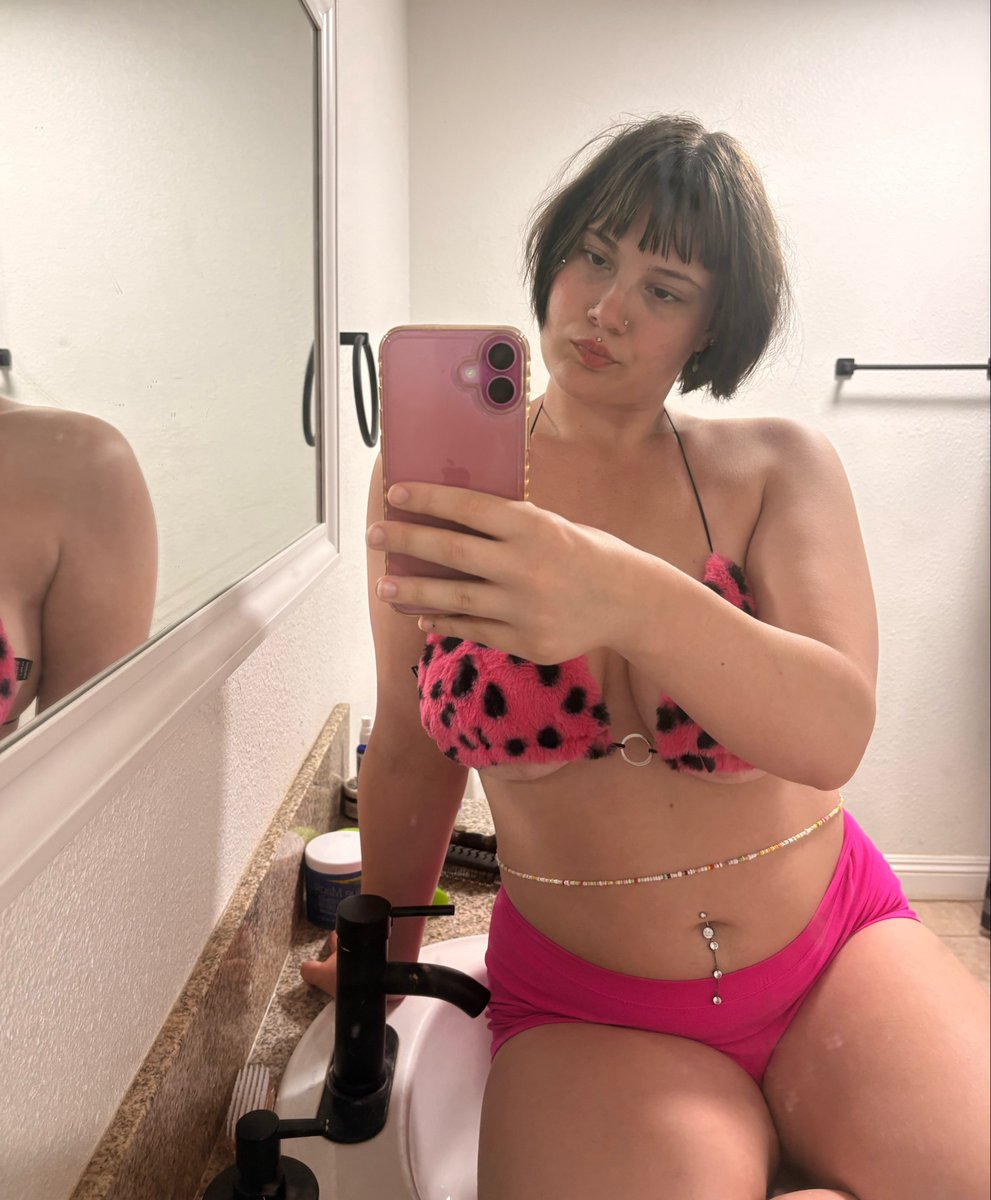 msboopxo's tweet photo. Good afternoon! I’m already thinking about which vibrator I’m gonna put on my clit in a few, wbu? https://t.co/lbYtLNN54l