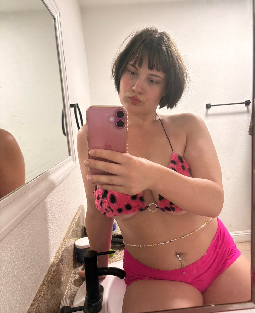 msboopxo's tweet photo. Good afternoon! I’m already thinking about which vibrator I’m gonna put on my clit in a few, wbu? https://t.co/lbYtLNN54l