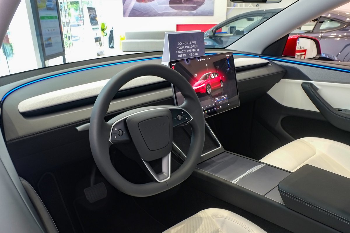 Lifeindriveyt's tweet photo. https://t.co/zFjyhCPedi

Tesla’s latest FSD technology can potentially step in during an emergency even while you’re driving manually. Automatic Collision Evasion could be an early look at FSD becoming an always-on AI safety net. ⚡🚗 https://t.co/iSraSgIayL