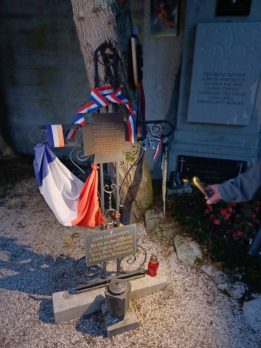 klausamtresen's tweet photo. Ein ergreifender Moment heute Abend auf dem Friedhof St.Zeno in Bad Reichenhall. Wir haben das Grab der 12 französischen Freiwilligen besucht, die am 08.Mai 1945 ohne Prozess von den Siegern erschossen wurden.🙏🕯
#Charlemagne https://t.co/iKcFNY9nGm