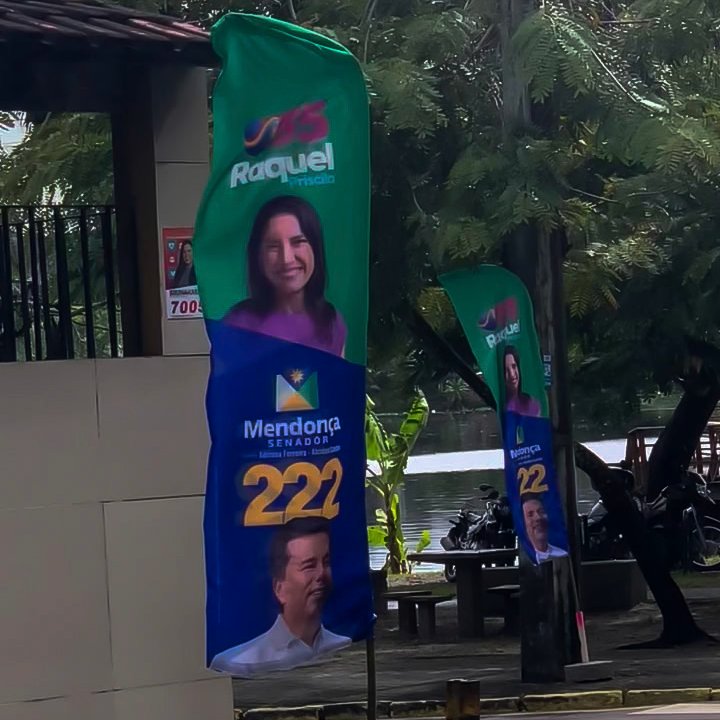 erickmayk0n's tweet photo. Apipucos tá cheio de banner com os dois unidos politicamente. No palanque ela trata ele como se fosse contagioso. Detalhe final: mendonça tá com o 55 estampado no peito ngm entende raquel contradições https://t.co/6zJp0503mN