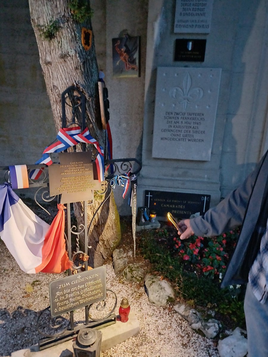 klausamtresen's tweet photo. Ein ergreifender Moment heute Abend auf dem Friedhof St.Zeno in Bad Reichenhall. Wir haben das Grab der 12 französischen Freiwilligen besucht, die am 08.Mai 1945 ohne Prozess von den Siegern erschossen wurden.🙏🕯
#Charlemagne https://t.co/iKcFNY9nGm