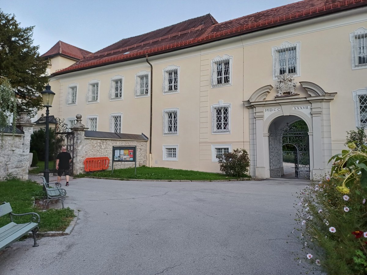 klausamtresen's tweet photo. Ein ergreifender Moment heute Abend auf dem Friedhof St.Zeno in Bad Reichenhall. Wir haben das Grab der 12 französischen Freiwilligen besucht, die am 08.Mai 1945 ohne Prozess von den Siegern erschossen wurden.🙏🕯
#Charlemagne https://t.co/iKcFNY9nGm