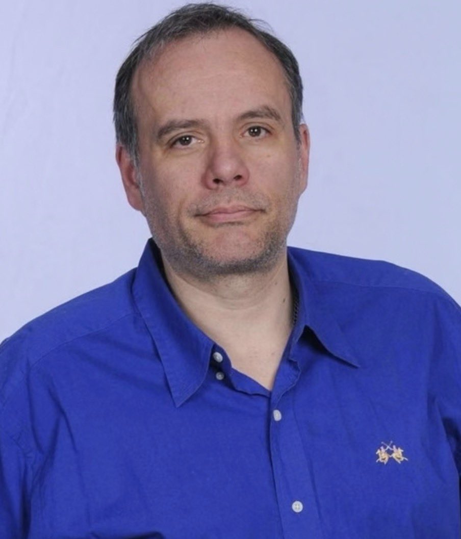 Flordelav's tweet photo. Finalmente Radio Rivadavia decidió desvincular a Daniel Avellaneda luego de sus dichos transfóbicos.

No se trata de cancelar a nadie. Se trata de entender que la libertad de expresión no significa que todo dé lo mismo ni que las palabras estén exentas de consecuencias.

Mi identidad no es una opinión ni un debate: está reconocida y protegida por la ley.

Ojalá esto sirva para algo más importante que una polémica: para entender que el respeto no debería depender de quién esté sentado frente a un micrófono.