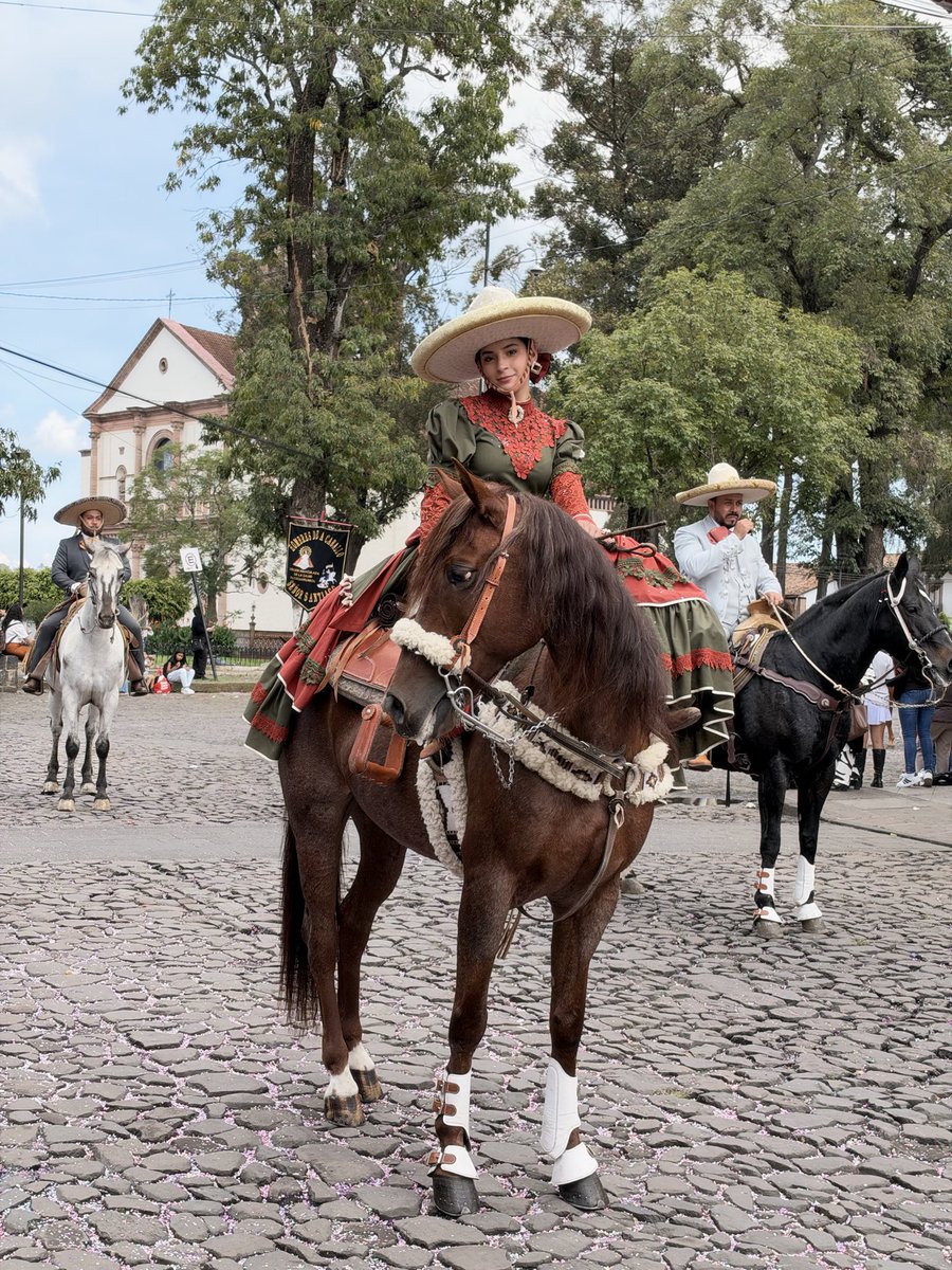 TurismPatzcuaro's tweet photo. Aspectos Desfile del 492 aniversario de #patzcuaro https://t.co/pKg39LcI7X