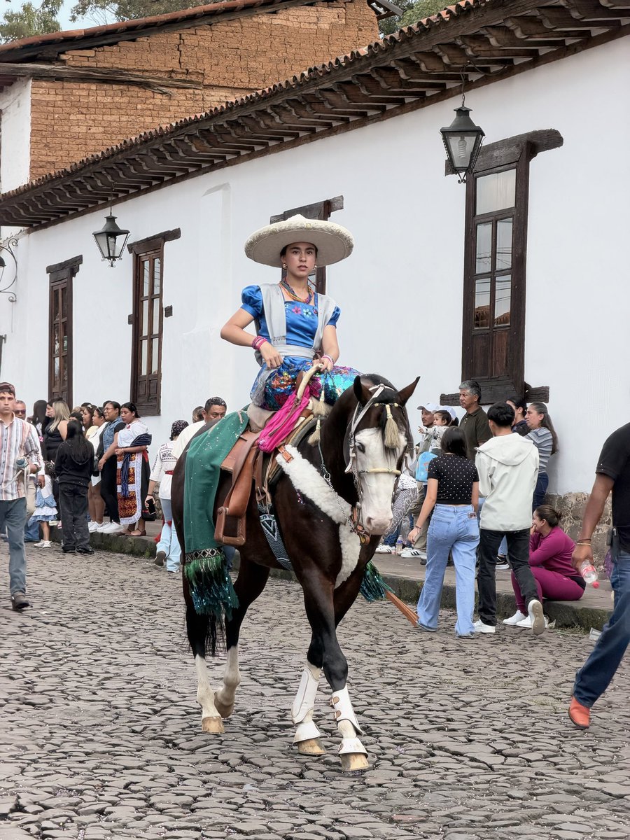 TurismPatzcuaro's tweet photo. Aspectos Desfile del 492 aniversario de #patzcuaro https://t.co/pKg39LcI7X