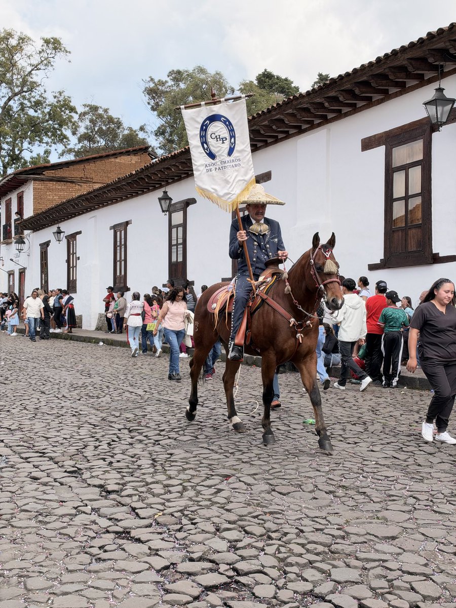 TurismPatzcuaro's tweet photo. Aspectos Desfile del 492 aniversario de #patzcuaro https://t.co/pKg39LcI7X