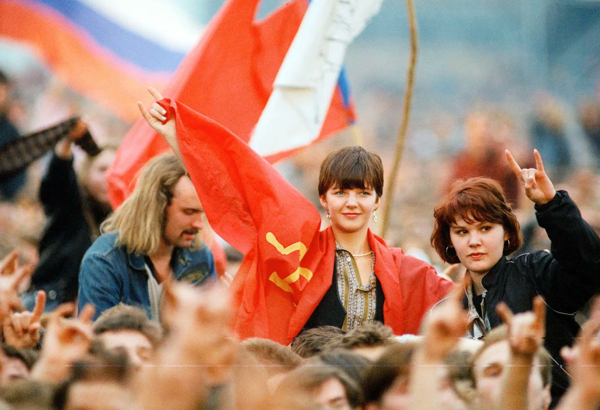 oldLentach's tweet photo. Ровно 35 лет назад на поле аэродрома Тушино в Москве состоялся рок-фестиваль «Монстры Рока».

Вскоре после путча ГКЧП на сцену вышли AC/DC, Metallica, Pantera, Black Crowes и другие группы.

На фестивале побывало от 700 тысяч до 1,6 миллиона человек. Посмотрите, как это было. https://t.co/AUVpdtkIBJ