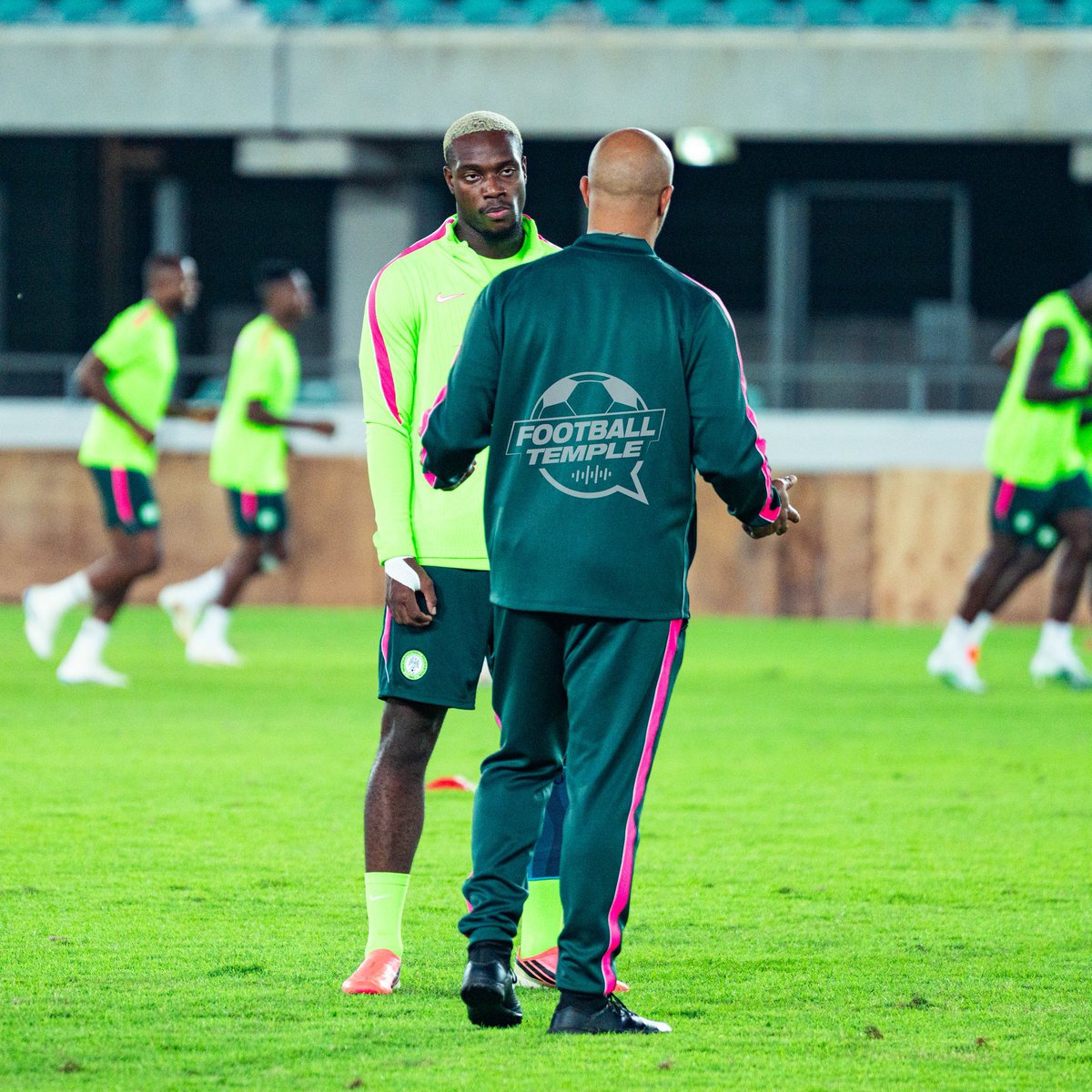 InsiderItti's tweet photo. 🚨🚨🚨🚨 إريك شيل - مدرب منتخب نيجيريا: 

"جورج إلينيخينا" لدّيه إصابة بسيطة، لذلك علينا أن نتعامل معه ونرى حالته أيضًا في الحصة التدريبية الأخيرة. https://t.co/V6tTWyggRj